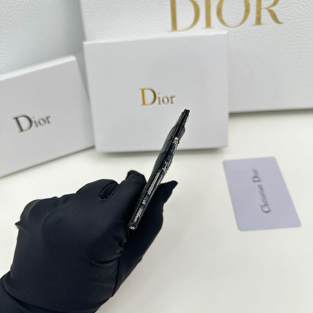 Unisex uk Dior card holder
10x7cm (pre order only )