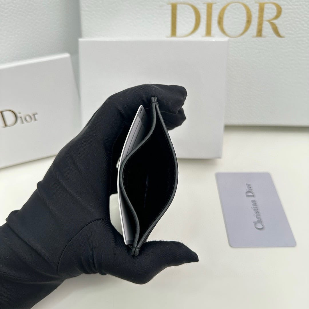 Unisex uk Dior card holder
10x7cm (pre order only )