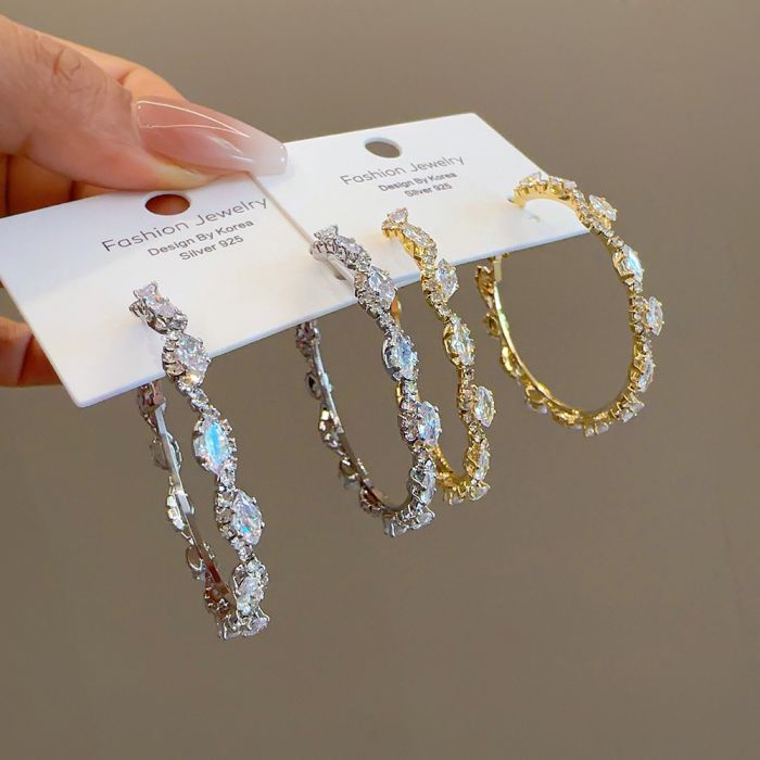 EUR254 Elegant Hoops Crystal Earrings in Gold