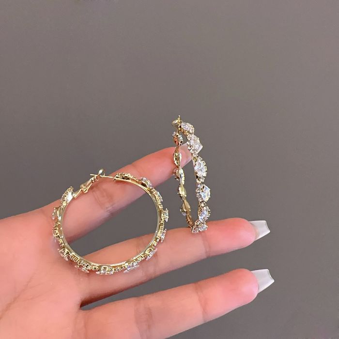 EUR254 Elegant Hoops Crystal Earrings in Gold